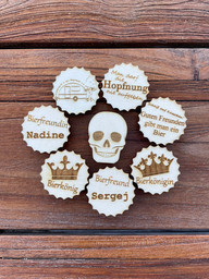 Flaschenabdeckungen mit Sprüchen wie Bierfreund, Bierkönig oder „Hopfnung nie aufgeben“ – witzige Holzgravuren für jede Feier.