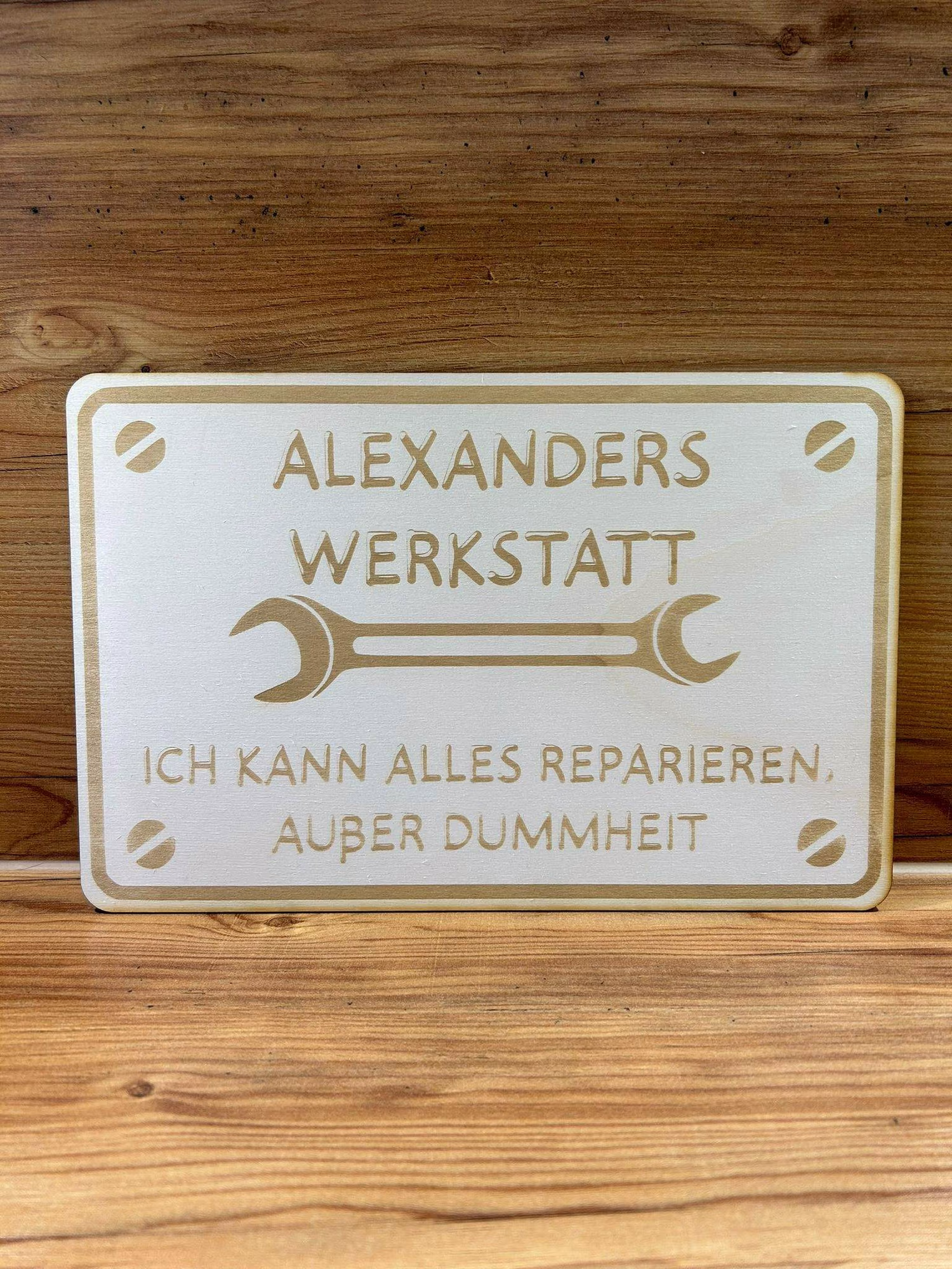 Personalisiertes Holzschild mit Gravur – individuelles Werkstatt-Schild aus Holz, perfekt als Weihnachtsgeschenk oder originelle Dekoration von Der Holzschuppen.