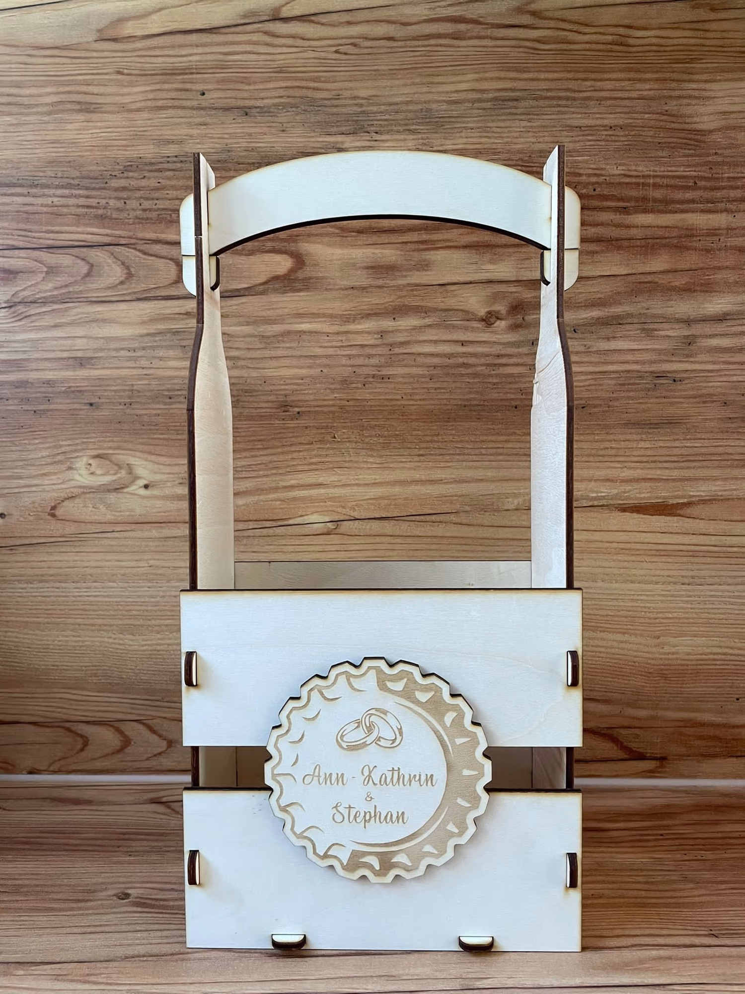 Personalisierter Weinträger aus Holz mit Gravur – Geschenkidee zur Hochzeit