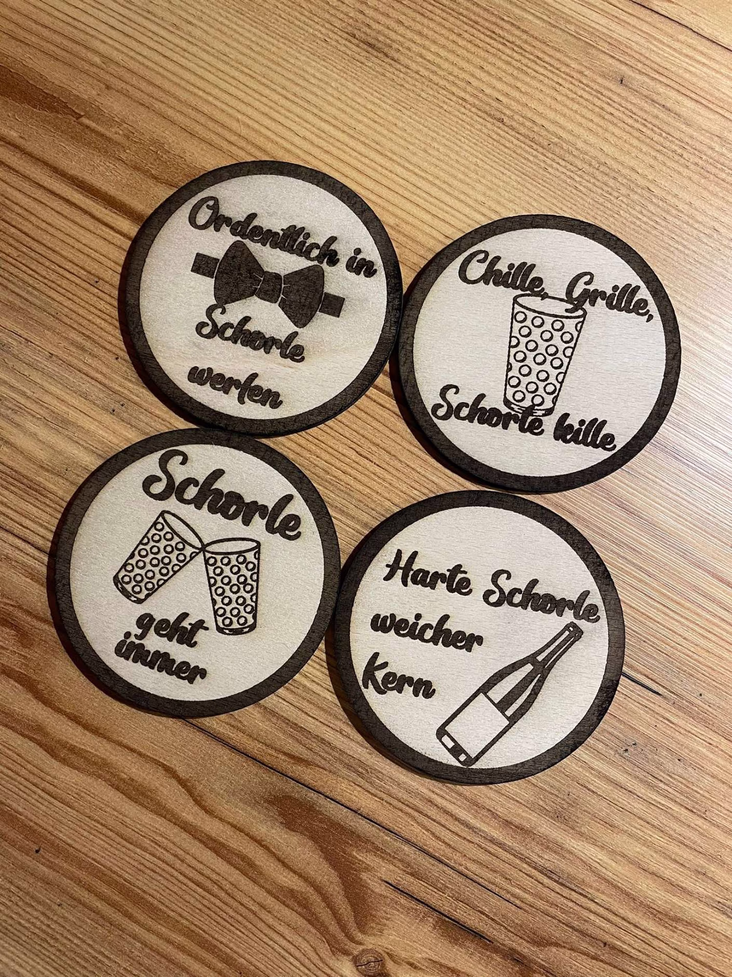Personalisierte Bierdeckel aus Holz mit witzigen Sprüchen – originelle Geschenkidee oder Wichtelgeschenk für Feierabend, Grillabend oder Party