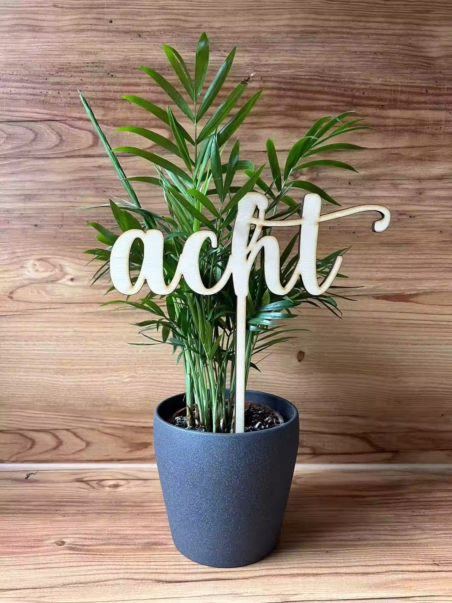 Tischnummer Hochzeit aus Holz – Zahl acht in Pflanze