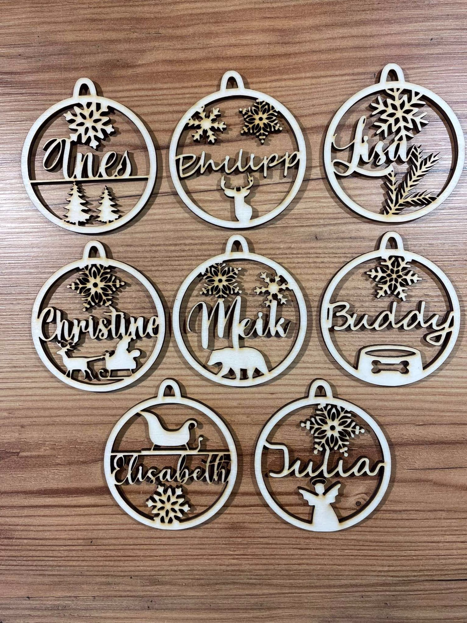 Personalisierte Weihnachtsbaumanhänger aus Holz mit Gravur – individuelle Namensanhänger als nachhaltige Weihnachtsdeko oder kleines Wichtelgeschenk