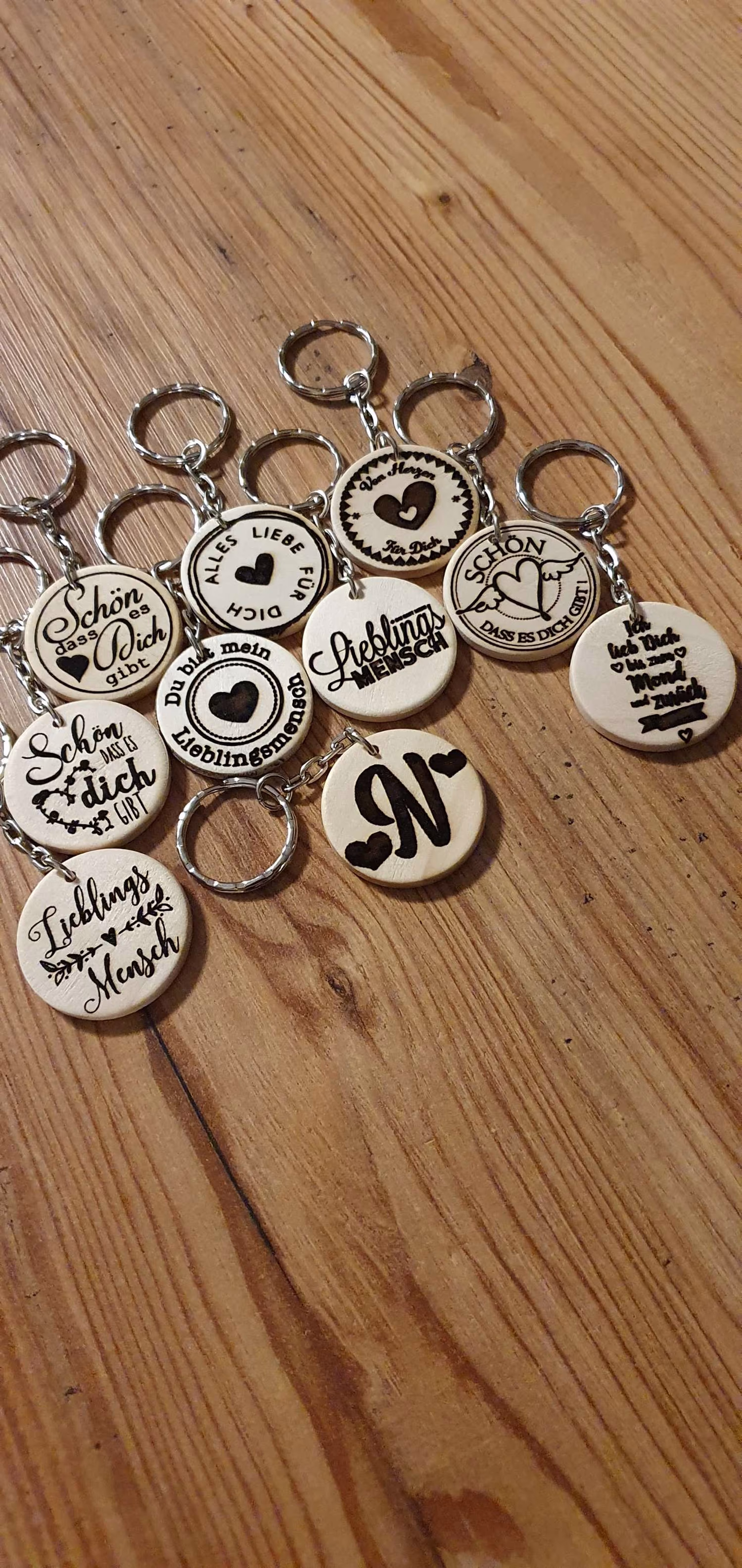 Personalisierte Schlüsselanhänger aus Holz mit Gravur – ideal als kleines Wichtelgeschenk oder Mitbringsel für Freunde und Kollegen