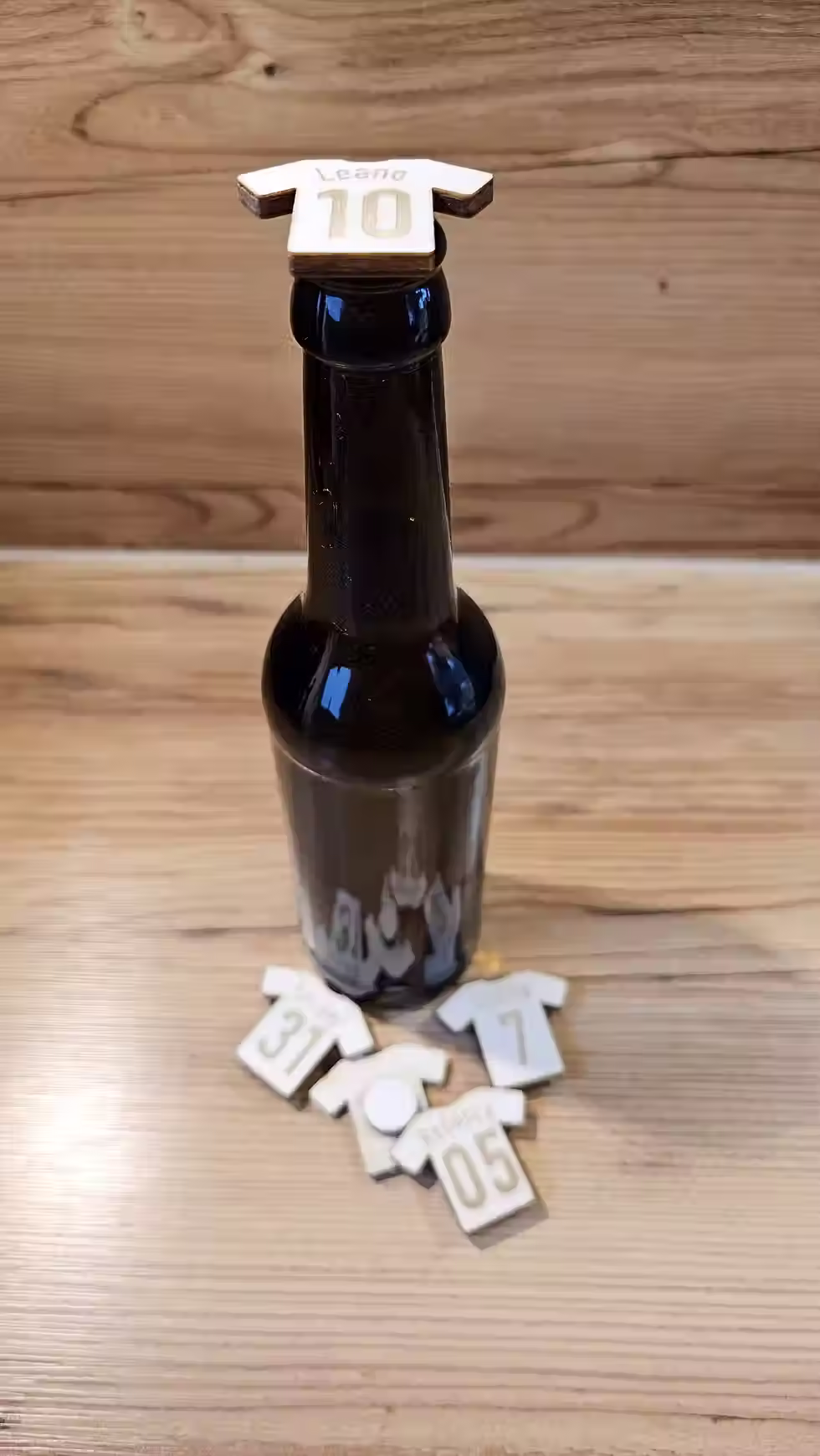 Miniaturbild: Flaschenabdeckung auf dunkler Flasche – personalisierte Getränke Markierung für Fußballfans