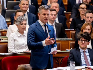 Itt az ideje, hogy a Fidesz–KDNP végre kijöjjön a magyar emberek hálószobájából – bőrtangás férfiak vitték el a show-t kedden a Parlamentben