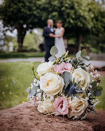 Brautpaar am Hochzeitstag an einer historischen Location in Niedersachsen