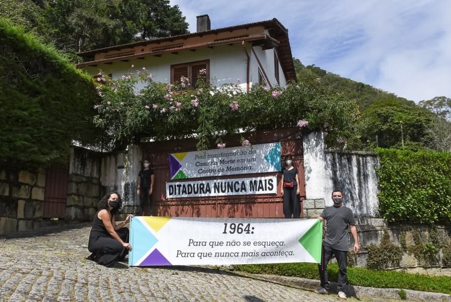Protesto a favor da transformação da Casa da Morte de Petrópolis em espaço de memória. Reprodução/Rafane Paixão