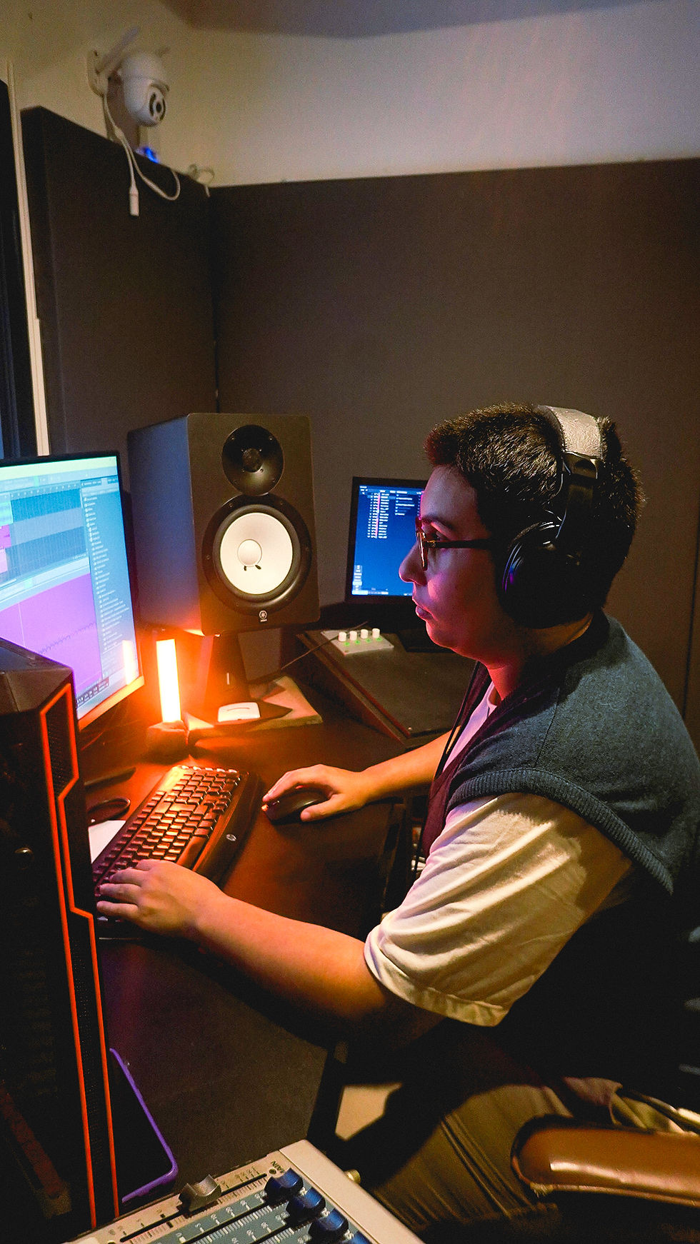 Produtor musical em estúdio, trabalhando no computador