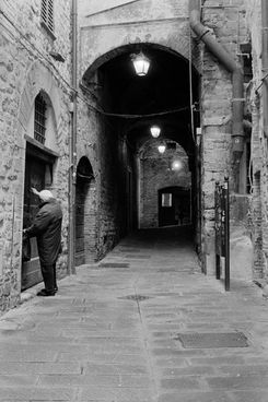 Di Passanti e Attese - Perugia in Bianco e Nero Analogico. Fotografie di Federico Ventriglia. 2024.
