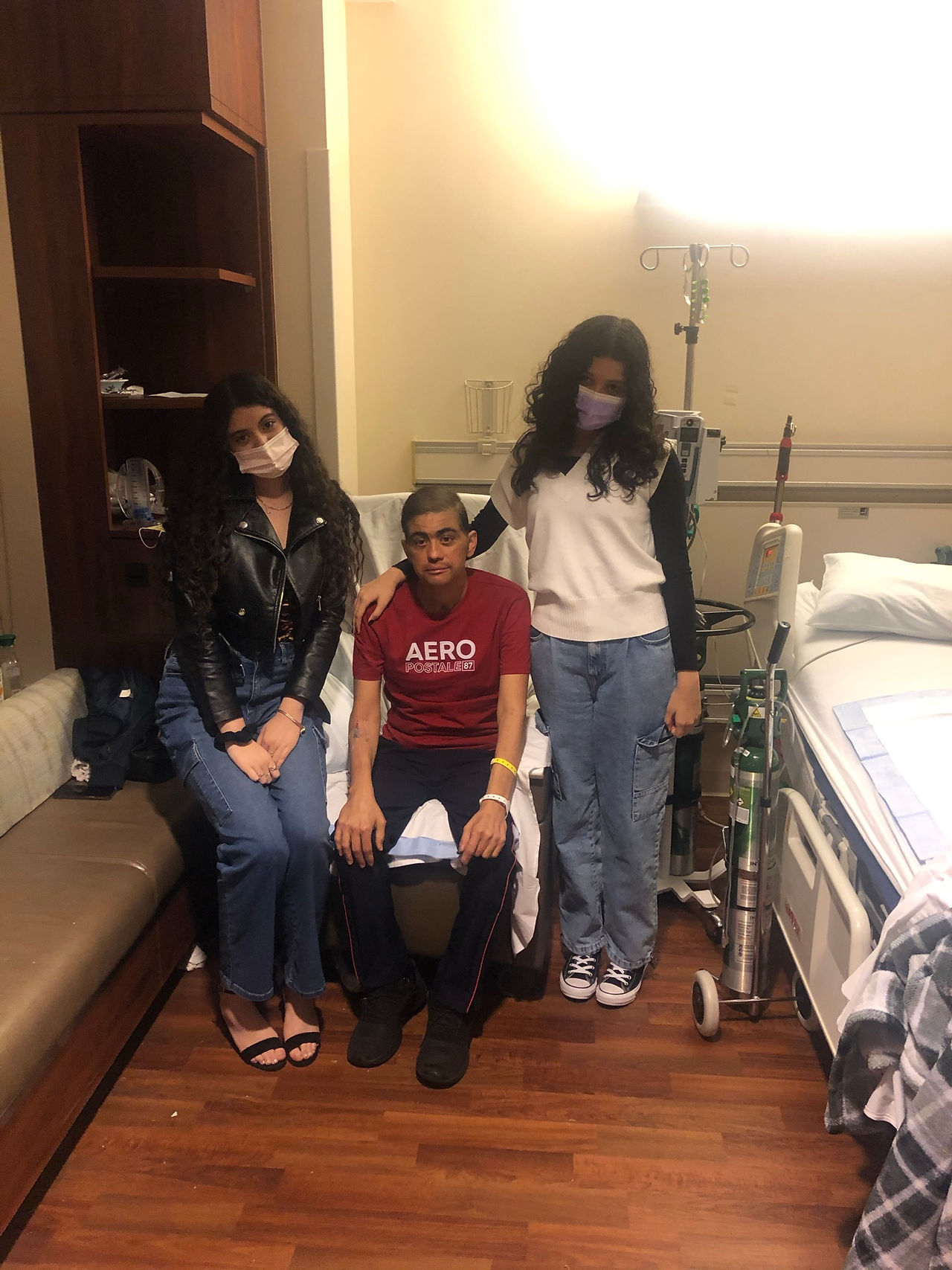 Leo with his daughters Gaby and Camila after receiving his double lung transplant.