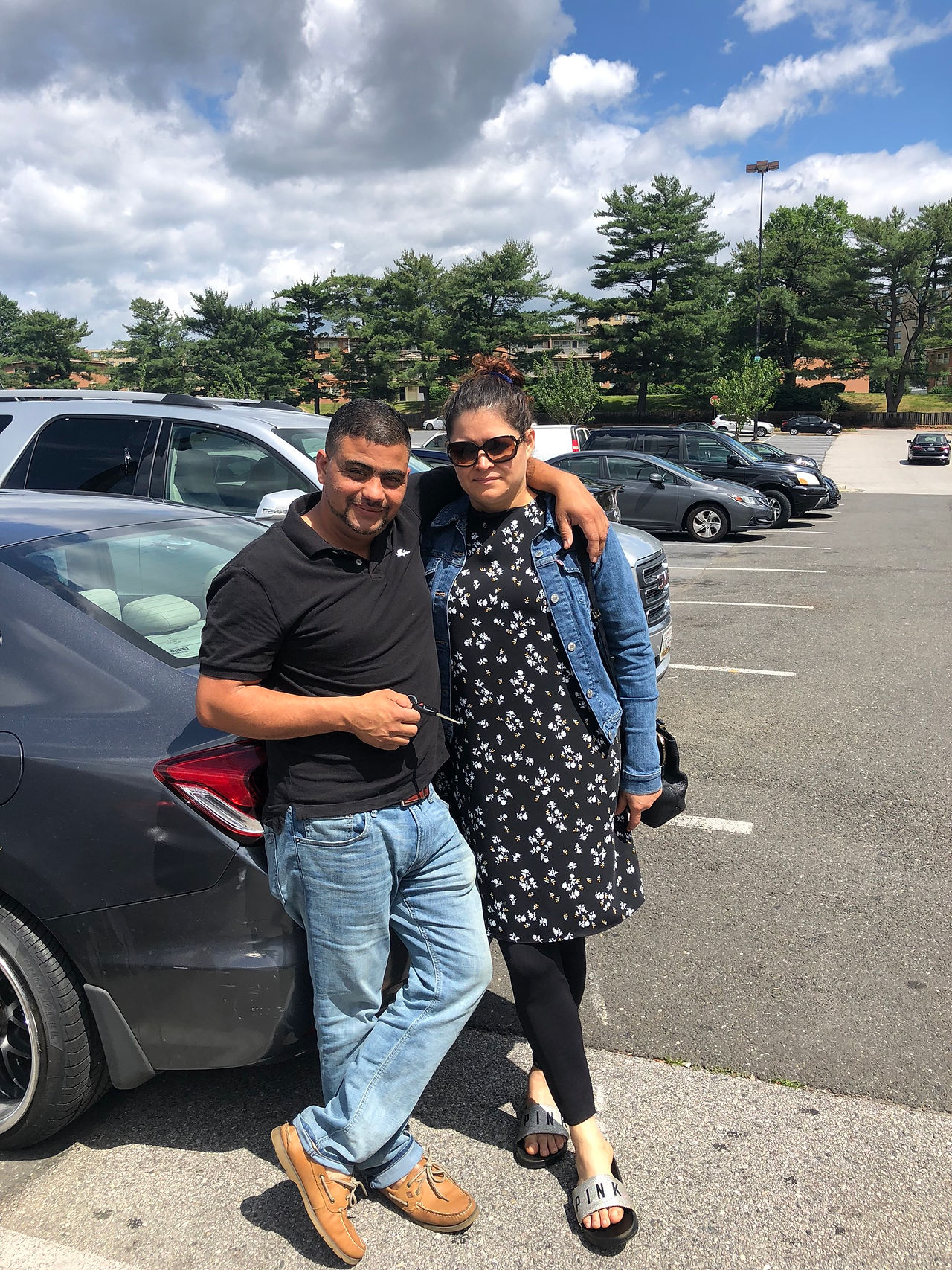 Leo and Lesly next to a car.