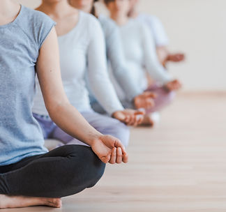 zusammen Yoga praktizieren