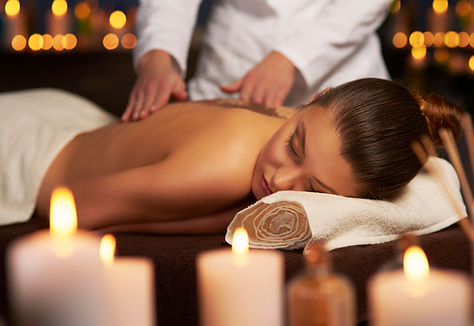 donna-che-si-distende-nella-spa.jpg