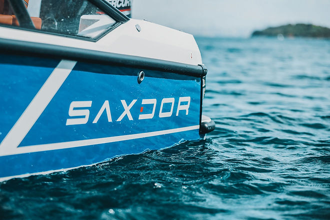 Logo SaxdorYachts su scafo Saxdor 200 Sport blu