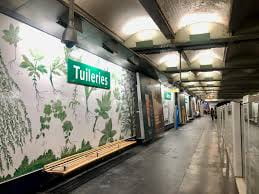 Tuileries station and its wallpaper