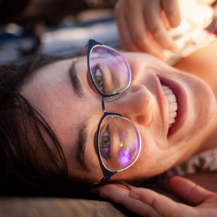 Vivimos conectados. Celular, computadora, tablet, más celular. ¿El resultado? Ojos cansados, visión borrosa y esa molestia que no sabías que tenía nombre: fatiga visual digital.