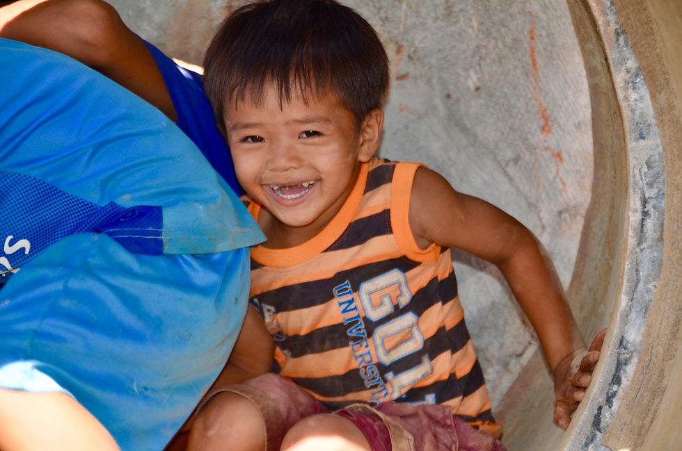 Enfants jouant à cache cache