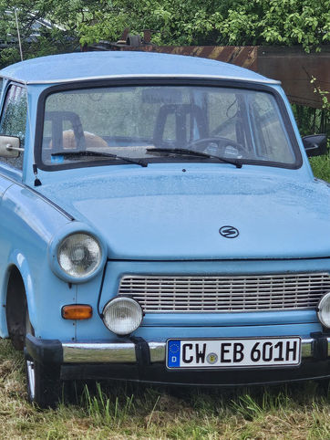 Hellblaues Trabant-Auto, Nummernschild CW-EB 601H, auf einer Wiese. Trabifans Karlsruhe.