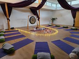 salle de yoga avec tapis de sol