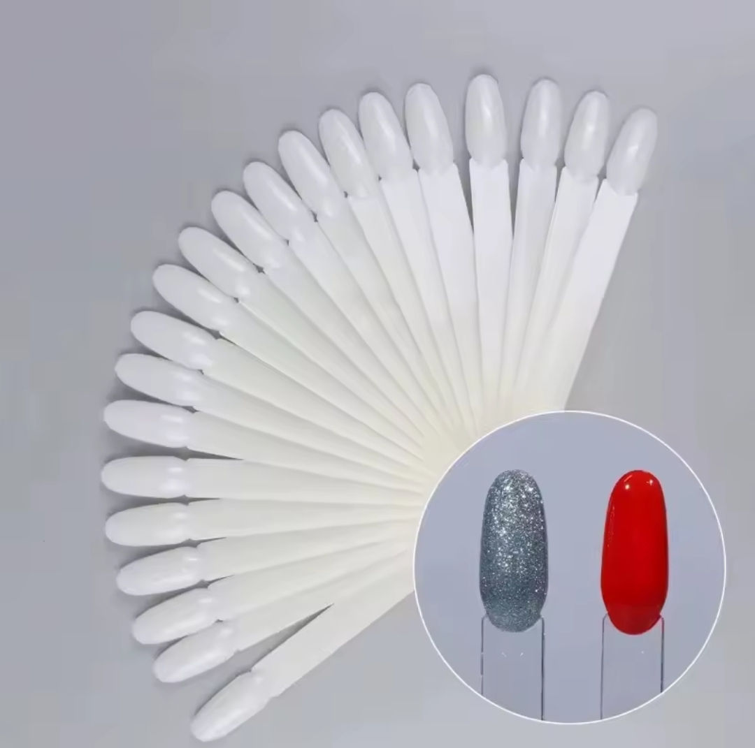 מניפה טיפסים להצגת צבע או דוגמאות ציפורניים בצבע לבן