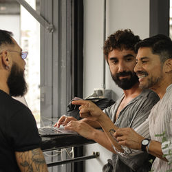 Profesional asesorando a un cliente en The Wolf Salon.