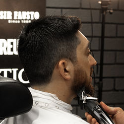 Perfilado de barba en The Wolf Salon.