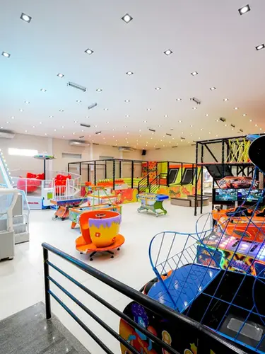 Parque de diversões no espaço para festa infantil do Buffet Aquarella Park, localizado na zona sul de São Paulo