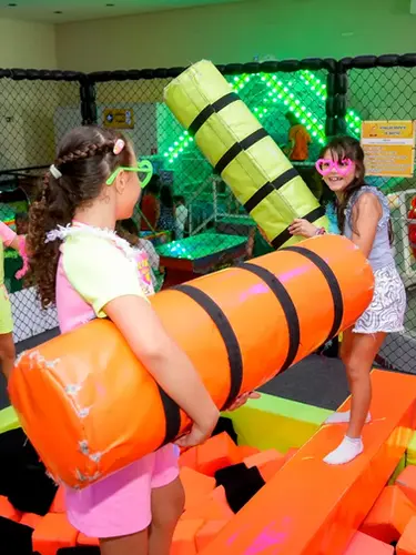 Crianças no desafio de bastões do Trampolim Park, no Buffet Infantil Aquarella Park, localizado na zona sul de São Paulo