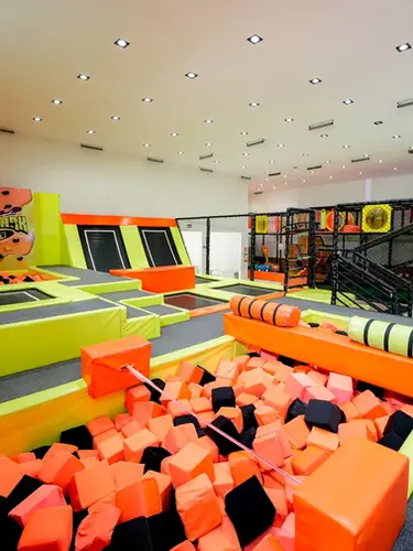 Parque de diversões com parque de trampolins e camas elásticas, no espaço para festa infantil do Buffet Aquarella Park, localizado na zona sul de São Paulo