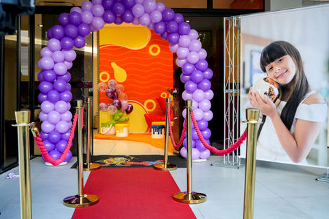 Foto da aniverssariante na entrada do buffet e decoração com tema sonhos no espaco de festa infantil Aquarella Park na zona Sulde São Paulo