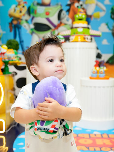 Aniverssariante junto à decoração com tema Toy Story no espaco de festa infantil Aquarella Park na zona Sulde São Paulo