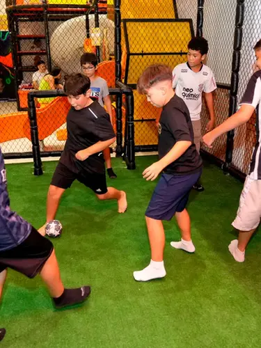 Crianças se divertem jogando mini futebol no espaço para festa infantil do Buffet Aquarella Park, localizado na zona sul de São Paulo