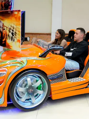 Parque de diversões com variedade de videogames e simuladores de corrida, no espaço para festa infantil do Buffet Aquarella Park, localizado na zona sul de São Paulo