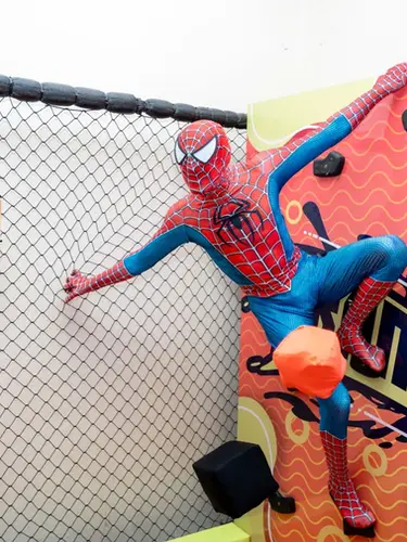 Homem Aranha e criança na parede de escalada do Trampolim Park, no espaço para festa infantil do Buffet Aquarella Park, localizado na zona sul de São Paulo