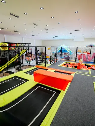 O Trampolim Park é um parque de camas elásticas com parede escalada, desafio bastões e piscina de espuma, exclusivo do Buffet Infantil Aquarella Park, localizado na zona sul de São Paulo