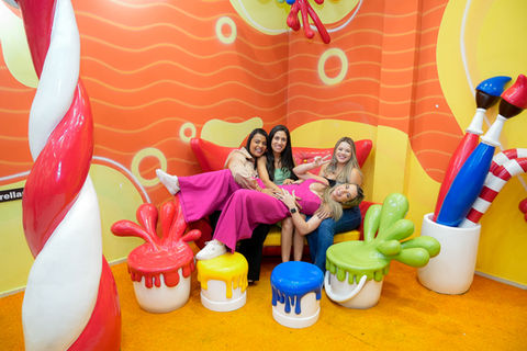Família tira foto no ambiente único, interativo e instagramável e recepção do Buffet Infantil Aquarella Park na zona sul de São Paulo