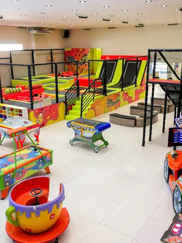 Parque de diversões no espaço para festa infantil do Buffet Aquarella Park, localizado na zona sul de São Paulo