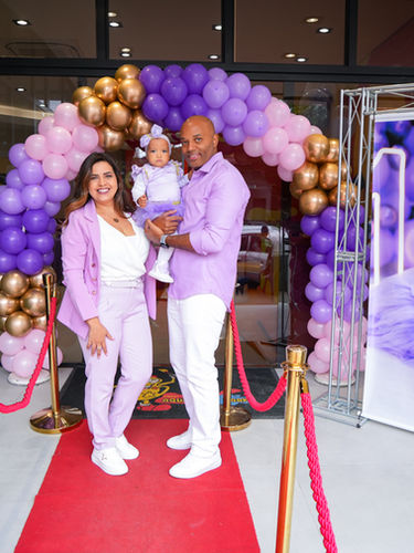 Família na entrada do buffet decorado com o tema Mickey e Minnie no espaco para festa infantil Aquarella Park zona sul em São Paulo