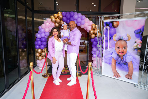 Família na entrada do buffet decorado com o tema Mickey e Minnie no espaco para festa infantil Aquarella Park zona sul em São Paulo