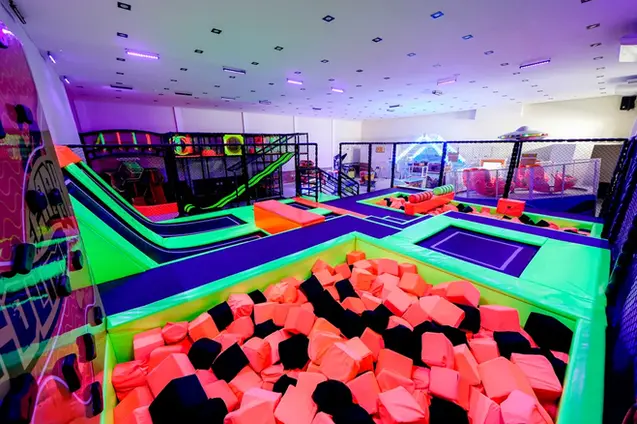 Parque de camas elásticas, parede de escalada, desafio bastões e piscina de espuma, neon sob luz negra, decoração exclusiva do Buffet Infantil Aquarella Park, localizado na zona sul de São Paulo