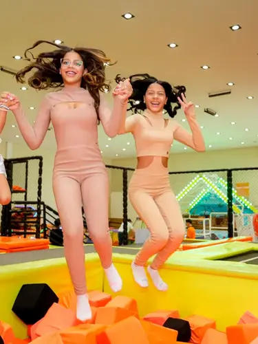 Crianças pulam da cama elástica para a piscina de espuma do Trampolim Park, no Buffet Infantil Aquarella Park, localizado na zona sul de São Paulo