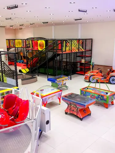Parque de diversões no espaço para festa infantil do Buffet Aquarella Park, localizado na zona sul de São Paulo