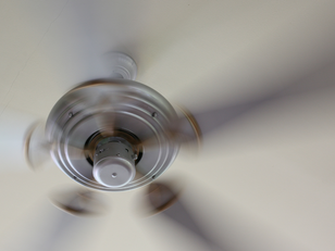 תיקון מאוורר תקרה מתנדנד