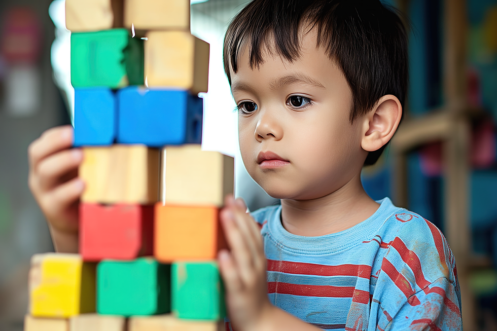 Enfant concentré empilant des cubes colorés, illustrant l'intérêt spécifique et la concentration souvent observés chez les enfants ayant un TSA.