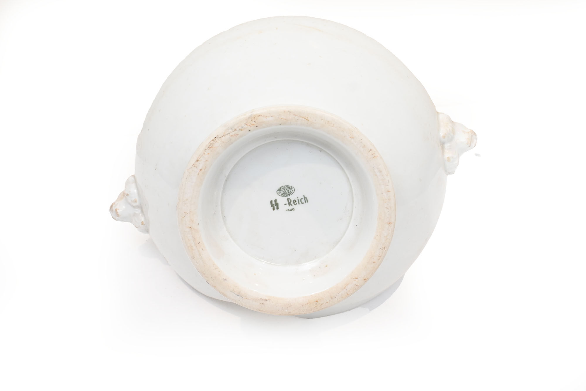 SS-Suppenterrine im Boden gefunden