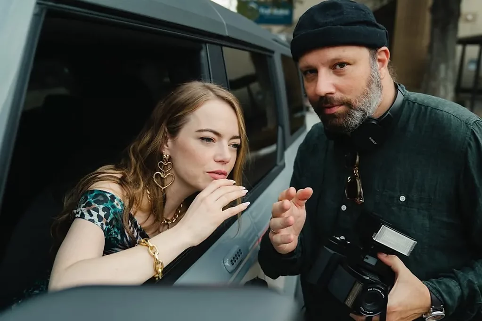 L'attrice protagonista con il regista Yorgos Lanthimos sul set