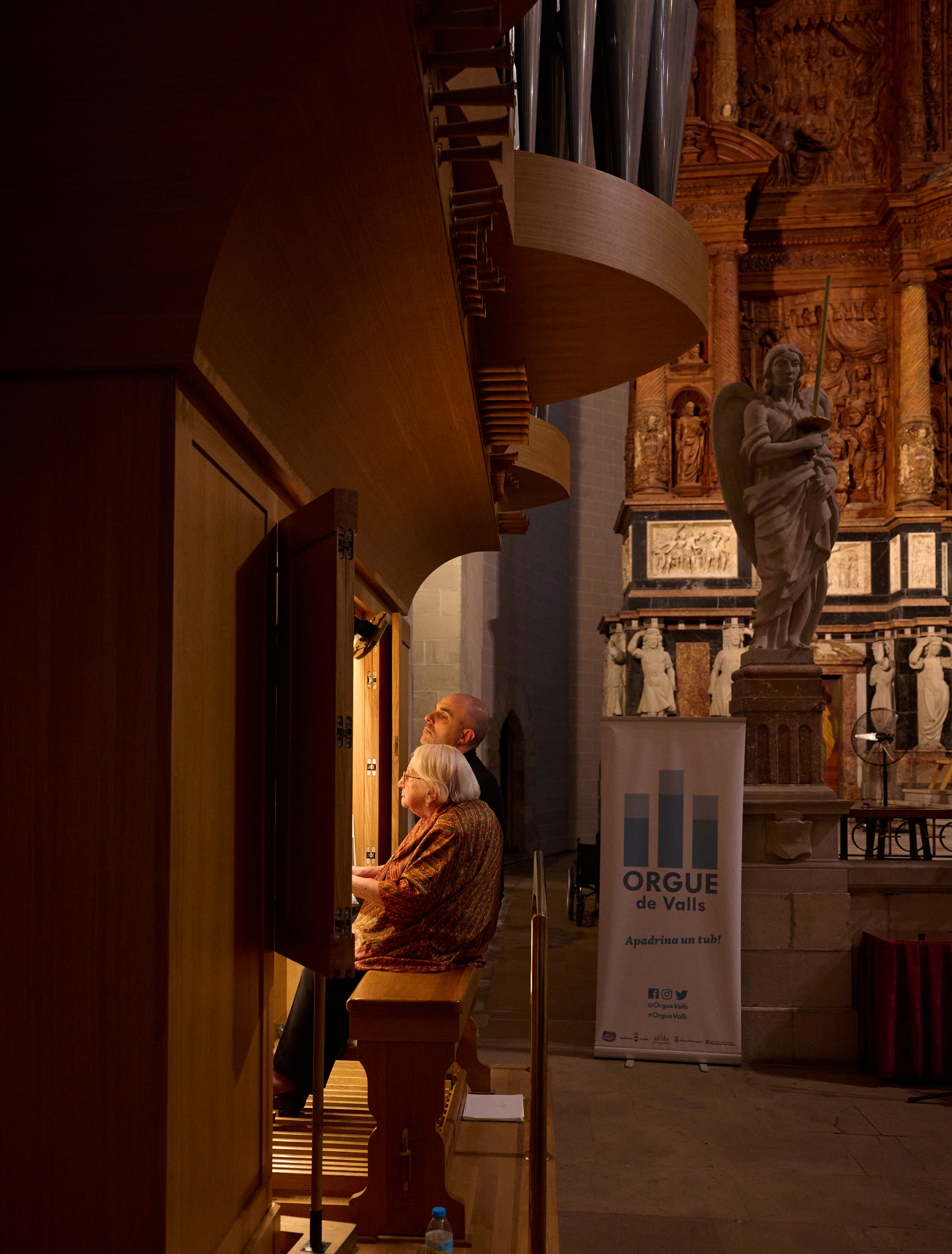 la centenaria organista Montserrat Torrent all'organo della chiesa di Valls, nella serata in suo omaggio