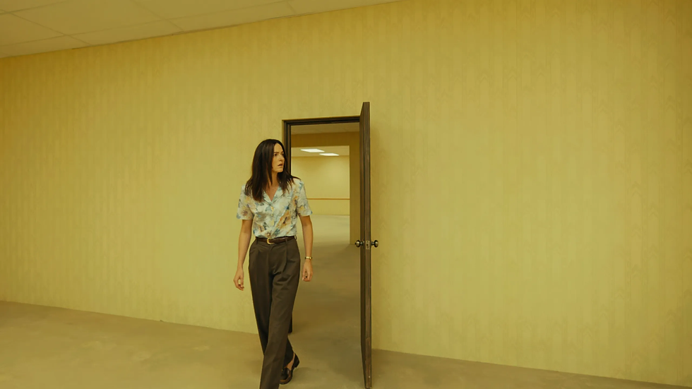 Mary (la actriz Renate Reinsve) entra en los Backrooms