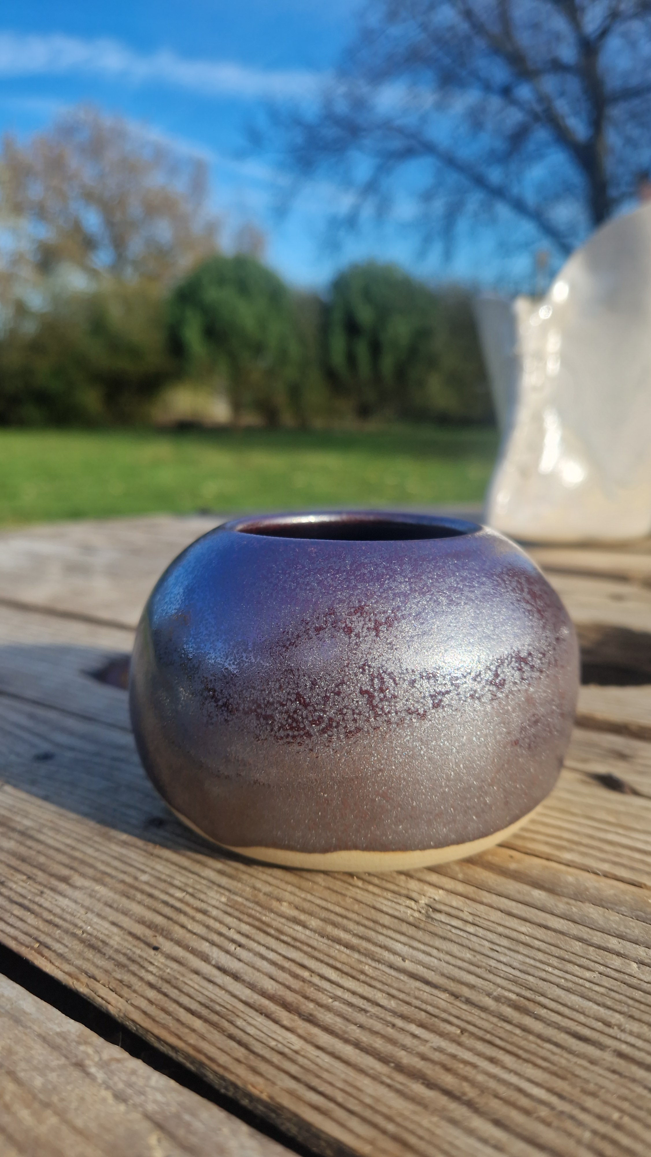 Vase boule violet glacé