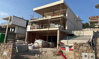 Xalet en Construcció a la Urbanització Mirador de Salou - El teu Somni Fet Realitat! *Obra Nova!
Descobreix aquesta impressionant casa en construcció situada en l'exclusiva Urbanització Mirador de Salou, on l'elegància i la comoditat s'uneixen en un entorn privilegiat. Amb una superfície aproximada de 600 m² distribuïts en tres plantes, aquesta propietat està dissenyada per a oferir un estil de vida d'alt standing. Cada racó de la casa ha estat pensat per a maximitzar el confort i la discreció, utilitzant materials de primera qualitat com a gres porcellànic i sistemes domòtics que faciliten el teu dia a dia.
La distribució és perfecta per a gaudir amb família i amics. En la planta baixa, trobaràs un ampli pàrquing amb capacitat per a 4-5 cotxes, un bany i una sala que pot servir com a dormitori. La primera i segona planta alberguen tres dormitoris dobles tipus suite cadascuna, a més d'un bany de cortesia, una cuina menjador moderna i àmplies terrasses que ofereixen vistes impressionants a Tarragona, Salou i La Pineda. Imagina relaxar-te en la piscina davantera o posterior mentre gaudeixes del sol!
Amb un jardí privat que envolta la casa i persianes motoritzades que garanteixen la teva privacitat, aquesta propietat és ideal per als qui busquen una llar única. La climatització fred/calor assegura el màxim confort durant tot l'any. No perdis l'oportunitat de viure en aquest paradís; la casa es lliurarà en 2026 i està llesta per a convertir-se en la llar dels teus somnis. Contacta'ns per a més informació!